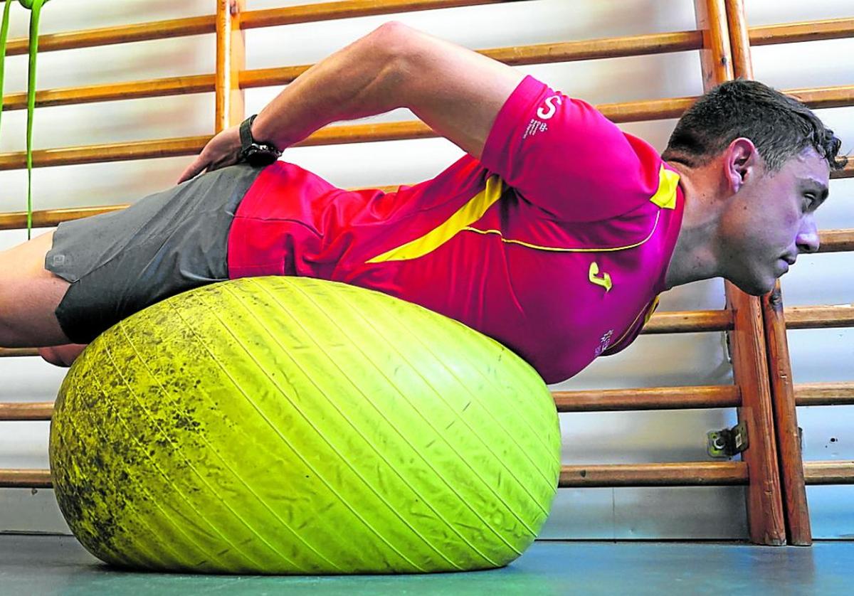 Adrián Rodríguez entrena la postura que debe mantener en skeleton.