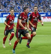 Panichelli celebra su último gol junto a Gorrotxa y Parada.