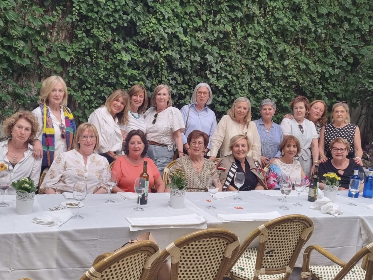 Las asistentes al encuentro aniversario de la primera promoción de la Escuela de Enfermería de Álava posaron juntas.