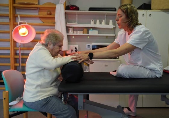 Carmen Jiménez durante unasesión de fisioterapia en el centro Birjinetxe de la Diputación, donde estuvo internada.