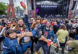 Miembros de las Turbojugend de Madrid hacen de las suyas durante el concierto de Buzzcocks.