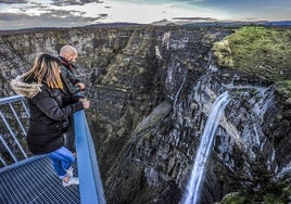 Dos visitantes se asoman al mirador sobre el Salto del Nervión.