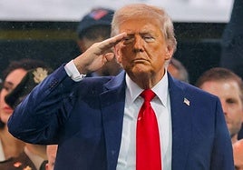 Trump saluda a las tropas durante el desfile militar por el 250 aniversario de la Armada estadounidense, el pasado día 17.