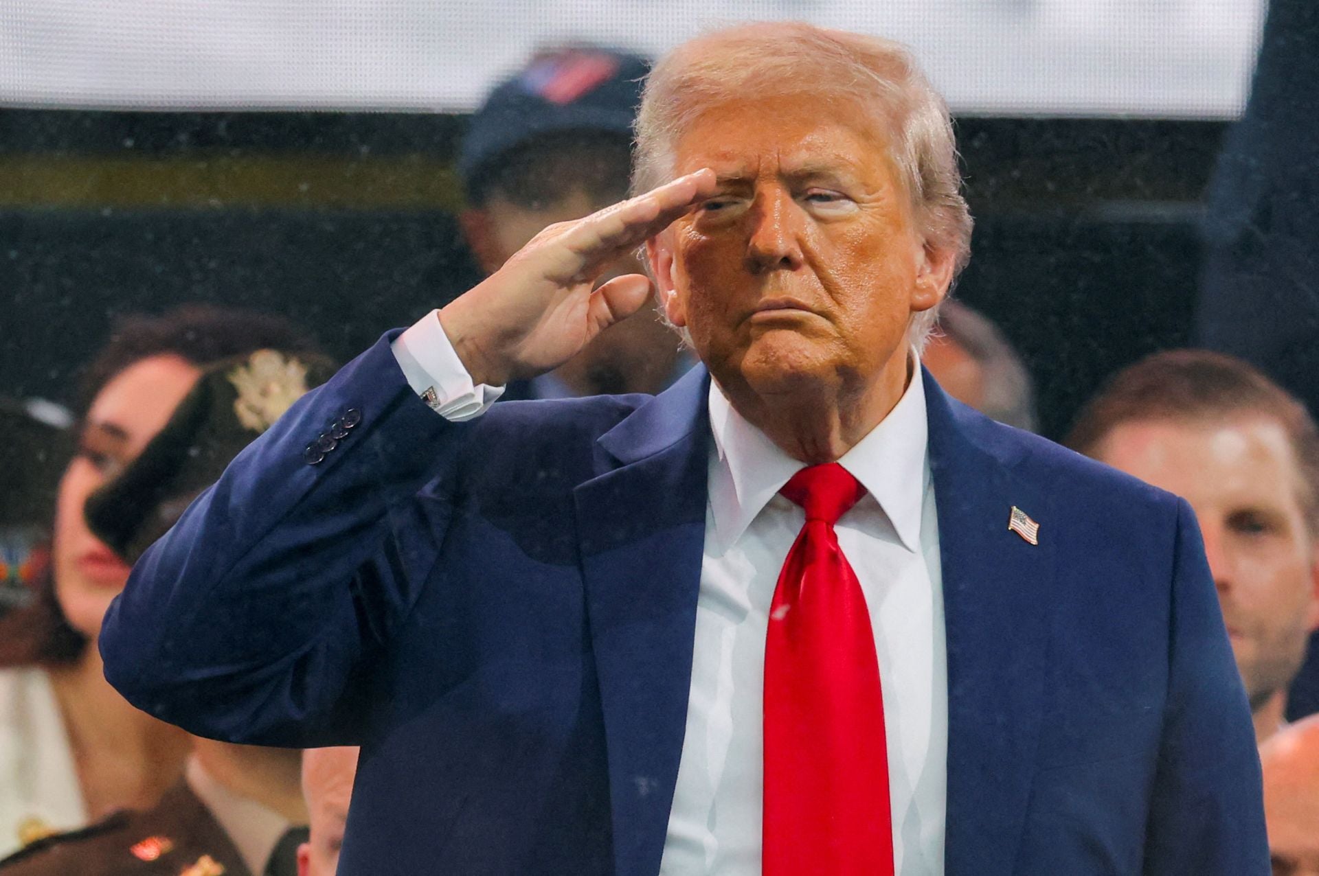 Trump saluda a las tropas durante el desfile militar por el 250 aniversario de la Armada estadounidense, el pasado día 17.