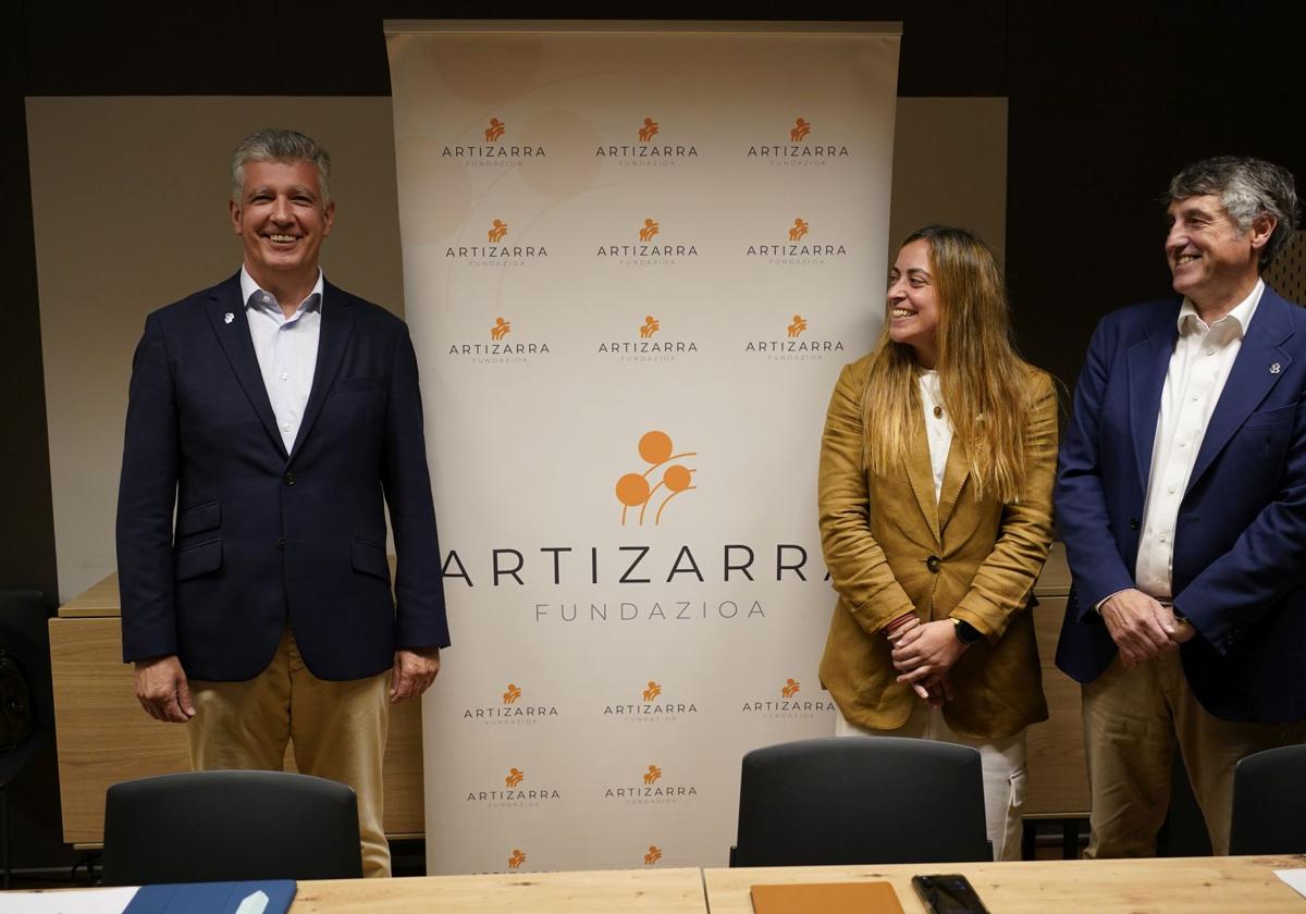 Jon de Lapatza,, nuevo presidente de Artizarra; Amaia Jugo, directora general de Artizarra Fundazioa; y Jon Ander de las Fuentes, presidente saliente.