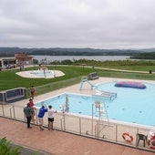 Panorámica de la piscina de Legutio, con el pantano al fondo.