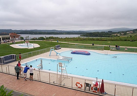 Panorámica de la piscina de Legutio, con el pantano al fondo.
