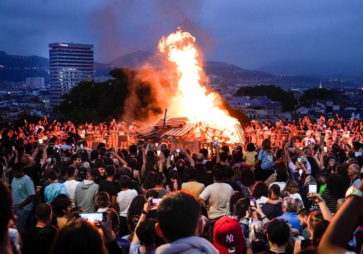 Bizkaia prende sus hogueras en la noche de San Juan