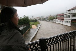 Crecida del río Estepona de Bakio durante un temporal de intensas lluvias.