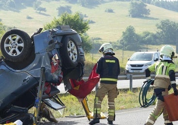 Bomberos, el viernes en el accidente junto a Aiurdin.