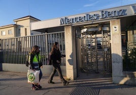 Trabajadoras de Mercedes, en uno de los accesos de la factoría
