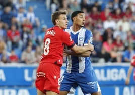 Pablo Ibáñez pugna con Benavídez en el último partido de la temporada.