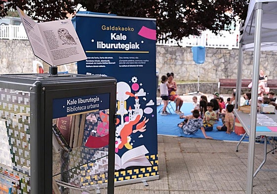 Vista de una de las bibliotecas urbanas instaladas en Galdakao.