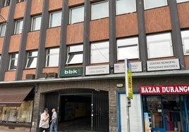 La estructura está ubicada en la calle Kampatorrosteta número 9, en el centro de la localidad.