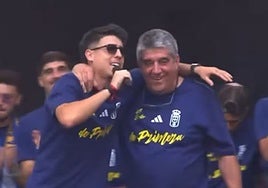 El feo gesto de un futbolista del Real Oviedo con el Mirandés en la fiesta del ascenso: «Que la pongan ahora»