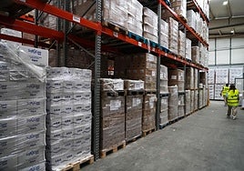 La compañía dispone de cientos de productos en un almacén de Júndiz.
