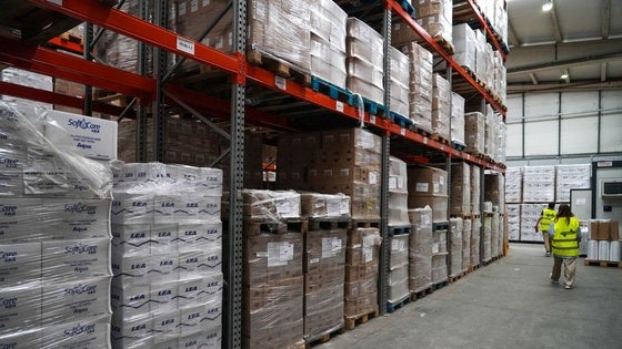 La compañía dispone de cientos de productos en un almacén de Júndiz.