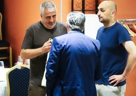 Alfredo Merino conversa con el presidente del Mirandés en presencia del delegado Ignacio Hermosilla.