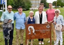 La alcaldesa, Marijose Blanco, junto a la presidenta de Oroituz Elkartea, Esther Urbina, y familiares y allegados de la homenajeada, con la nueva placa.
