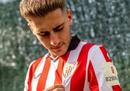 Robert Navarro posa con la camiseta del Athletic y el año de su nuevo contrato.