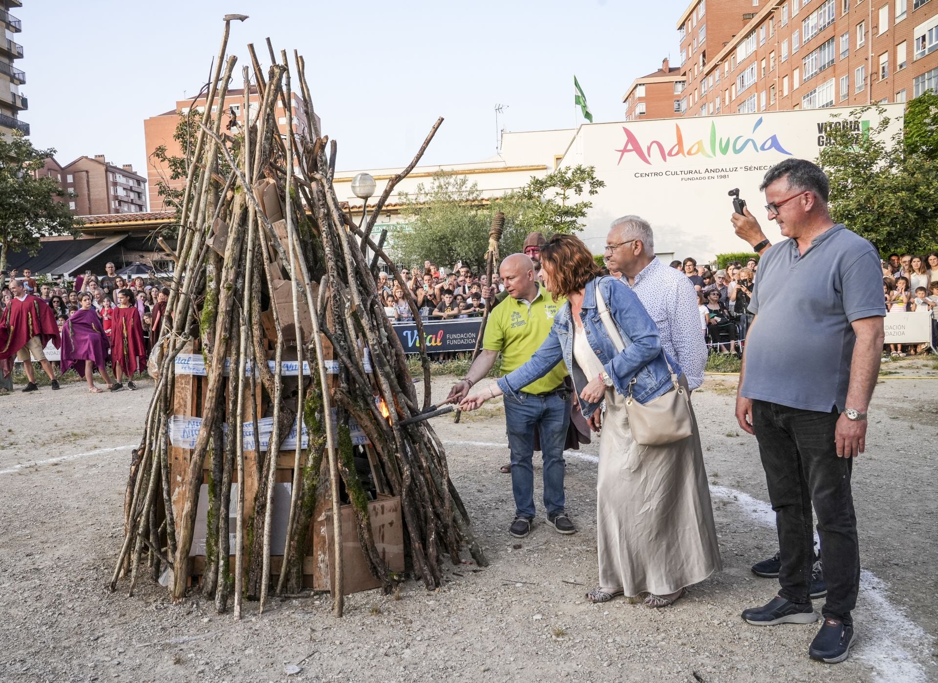 Las imágenes de las hogueras de San Juan en Vitoria