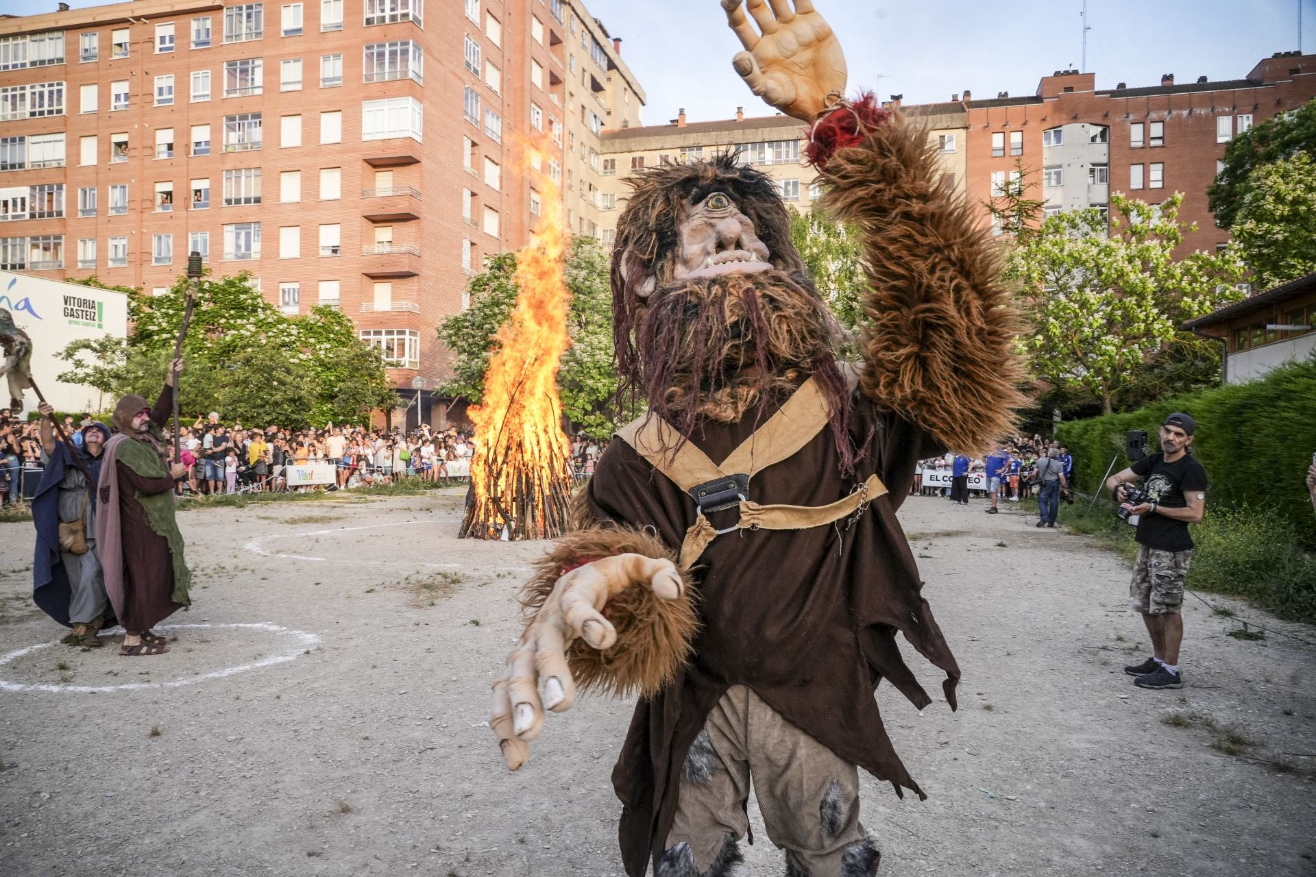 Las imágenes de las hogueras de San Juan en Vitoria