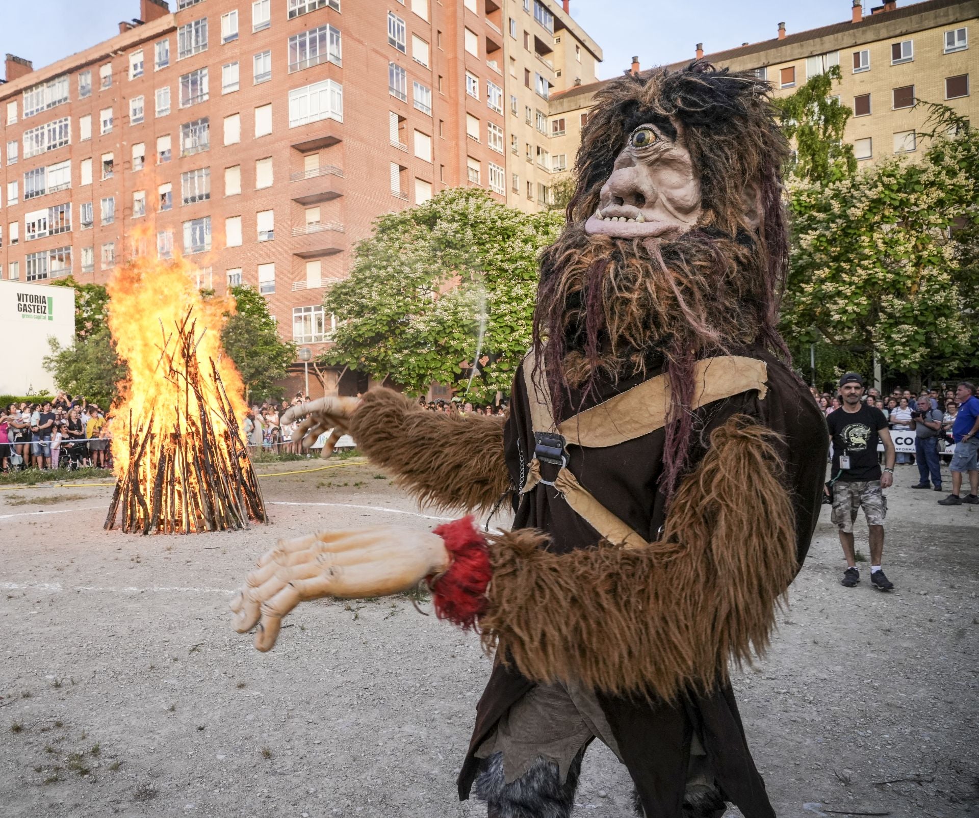 Las imágenes de las hogueras de San Juan en Vitoria