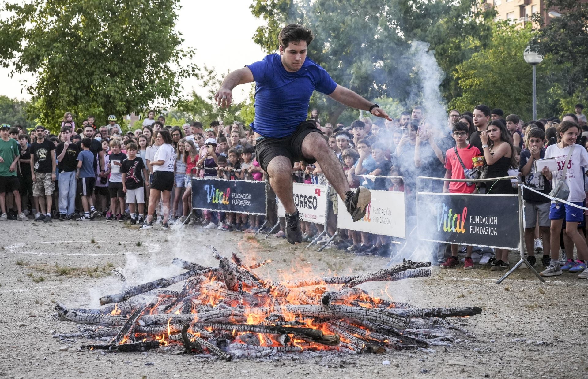 Las imágenes de las hogueras de San Juan en Vitoria