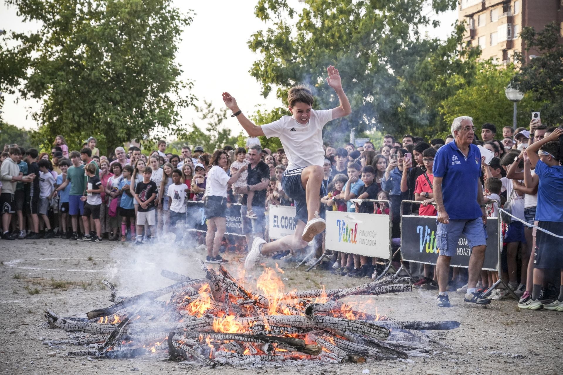 Las imágenes de las hogueras de San Juan en Vitoria