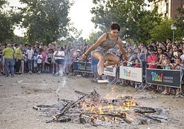 Una joven salta por encima de la hoguera en Arriaga