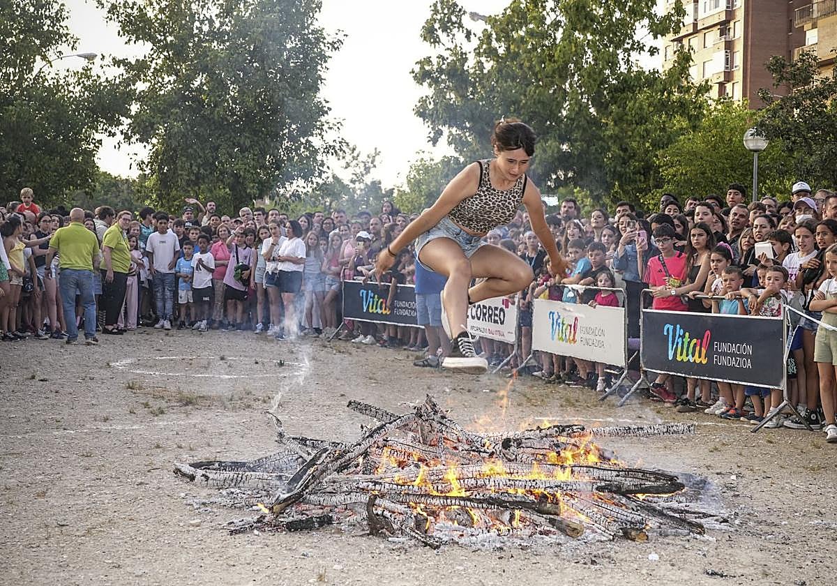 Las imágenes de las hogueras de San Juan en Vitoria
