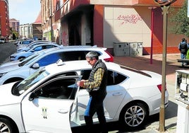 Es más barato pagar un taxi cuando haya viajeros que el servicio de autobús dos veces por semana.