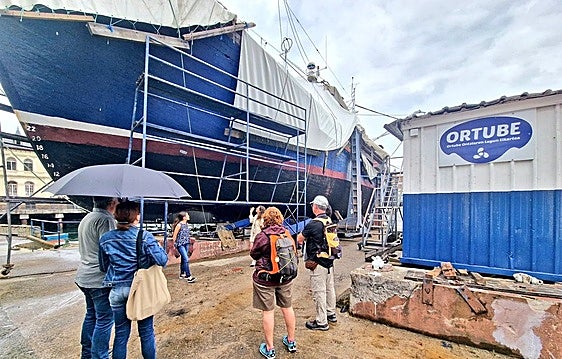 Bermeo abrirá a las visitas su emblemático pesquero 'Ortube' en fase de restauración por parte de un grupo de personas voluntarias.