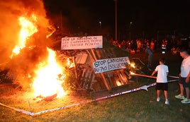 Carteles con mensajes en contra el tercer carril.