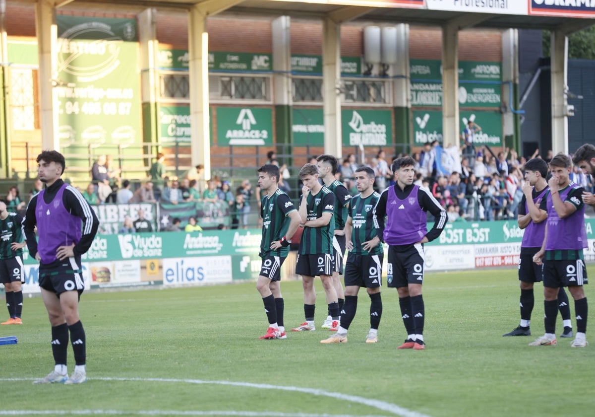 Los jugadores del Sestao River en Las Llanas tras confirmarse su descenso a Segunda Federación.