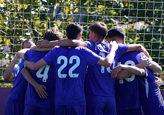 Los jugadores del Santurtzi celebrando un gol.
