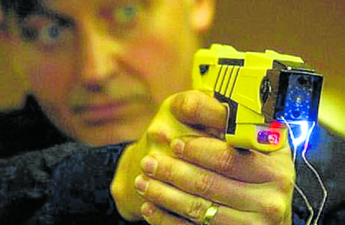 La Policía de Bilbao compró hace once años tres pistolas táser y nunca las ha usado