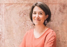 Adriana dejó su trabajo para crear los pendientes bilbaínos más deseados: los cose a mano y no pesan