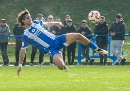 Julen Jon Guerrero golpea el balón de forma acrobática con el Alavés B.