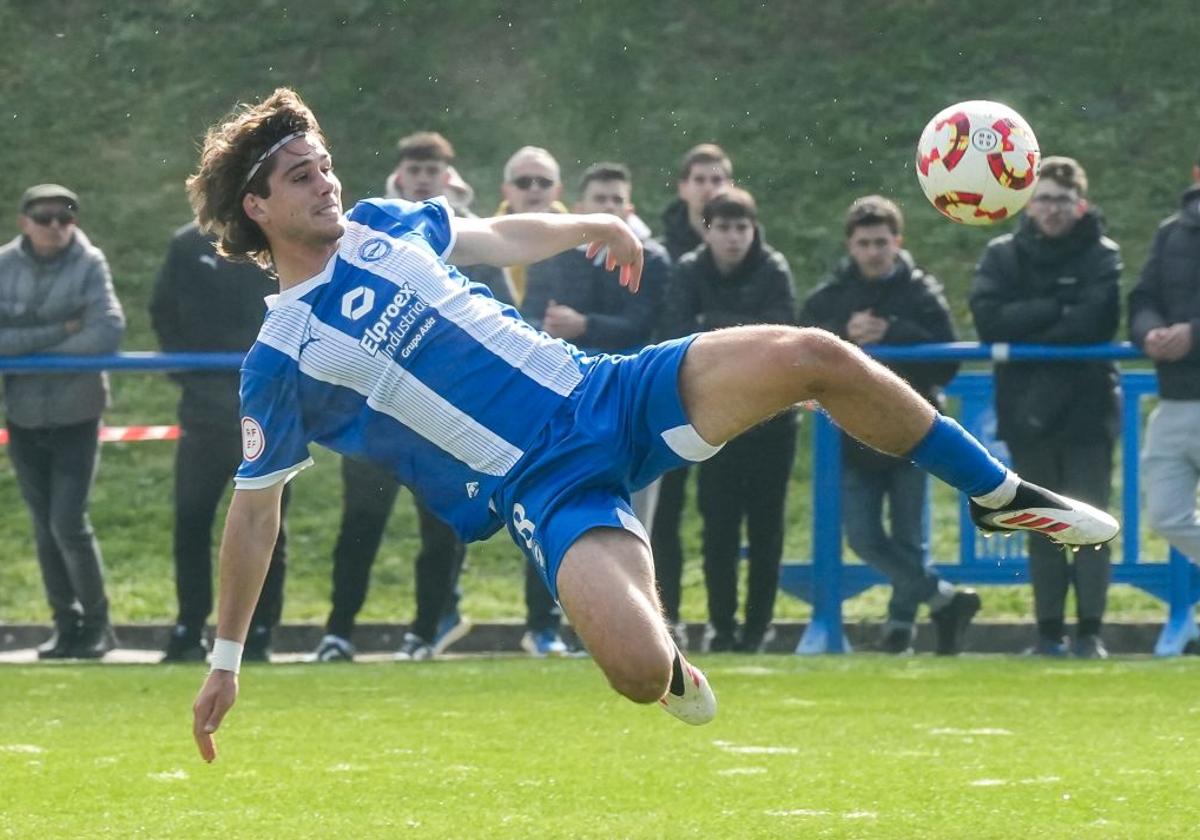 Julen Jon Guerrero golpea el balón de forma acrobática con el Alavés B.