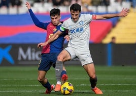 Ander Guevara protege la pelota ante la entrada de Pedri.
