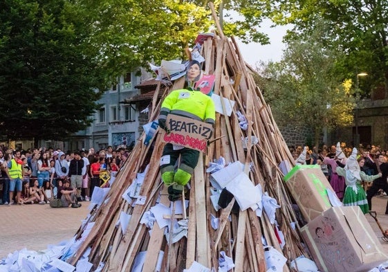 Condena por la quema de una figura de Artolazabal con traje de jardinero en las hogueras de Vitoria