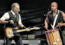 Almonte, con su tambor, y con Springsteen, en el escenario.