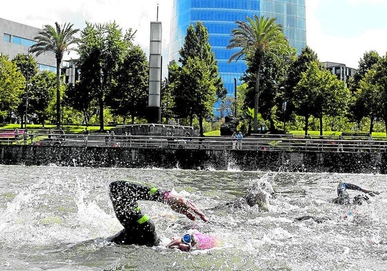 Participantes en la prueba de natación en una pasada edición del Bilbao Triathlon.