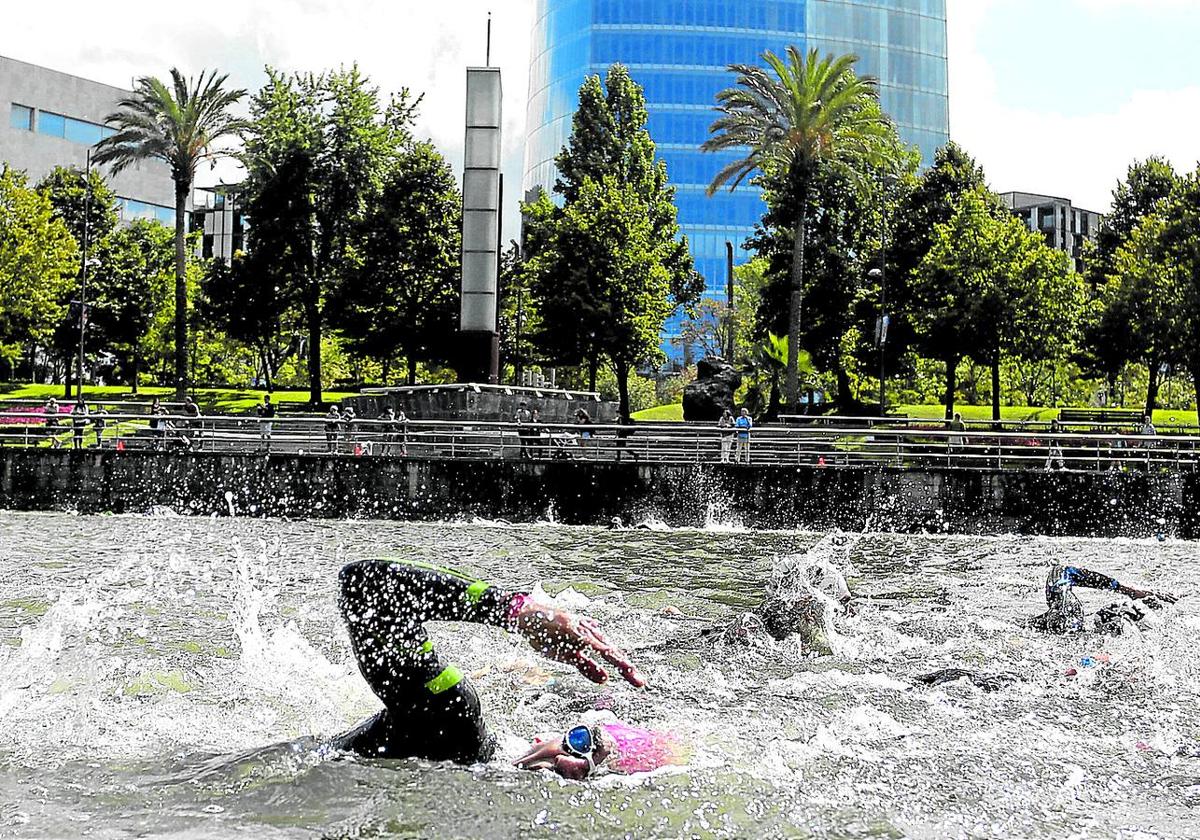 Participantes en la prueba de natación en una pasada edición del Bilbao Triathlon.