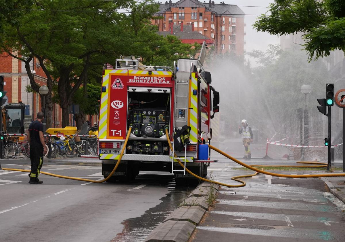 Los bomberos trabajan en la zona para controlar la fuga de gas.