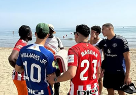 Maroan, de vacaciones en Marbella con amigos y... con la camiseta del Manchester United
