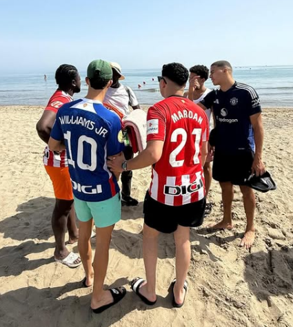 Maroan, de vacaciones en Marbella con amigos y... con la camiseta del Manchester United