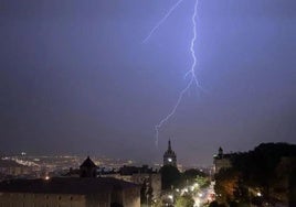 Un rayo en los cielos bilbaínos anoche.