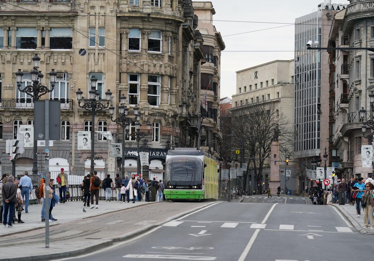 El tranvía interrumpirá su servicio entre el Arriaga y Abando este sábado por el BBK Ría